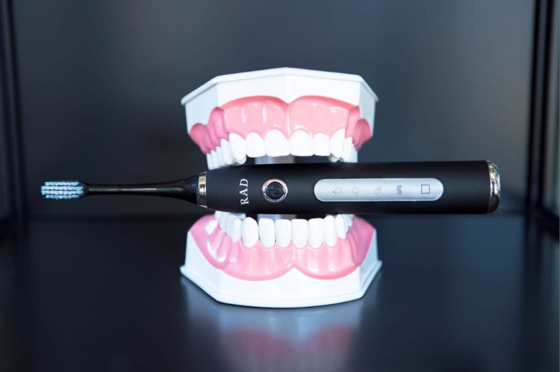 5 reasons to make sure you brush your teeth first thing in the morning.